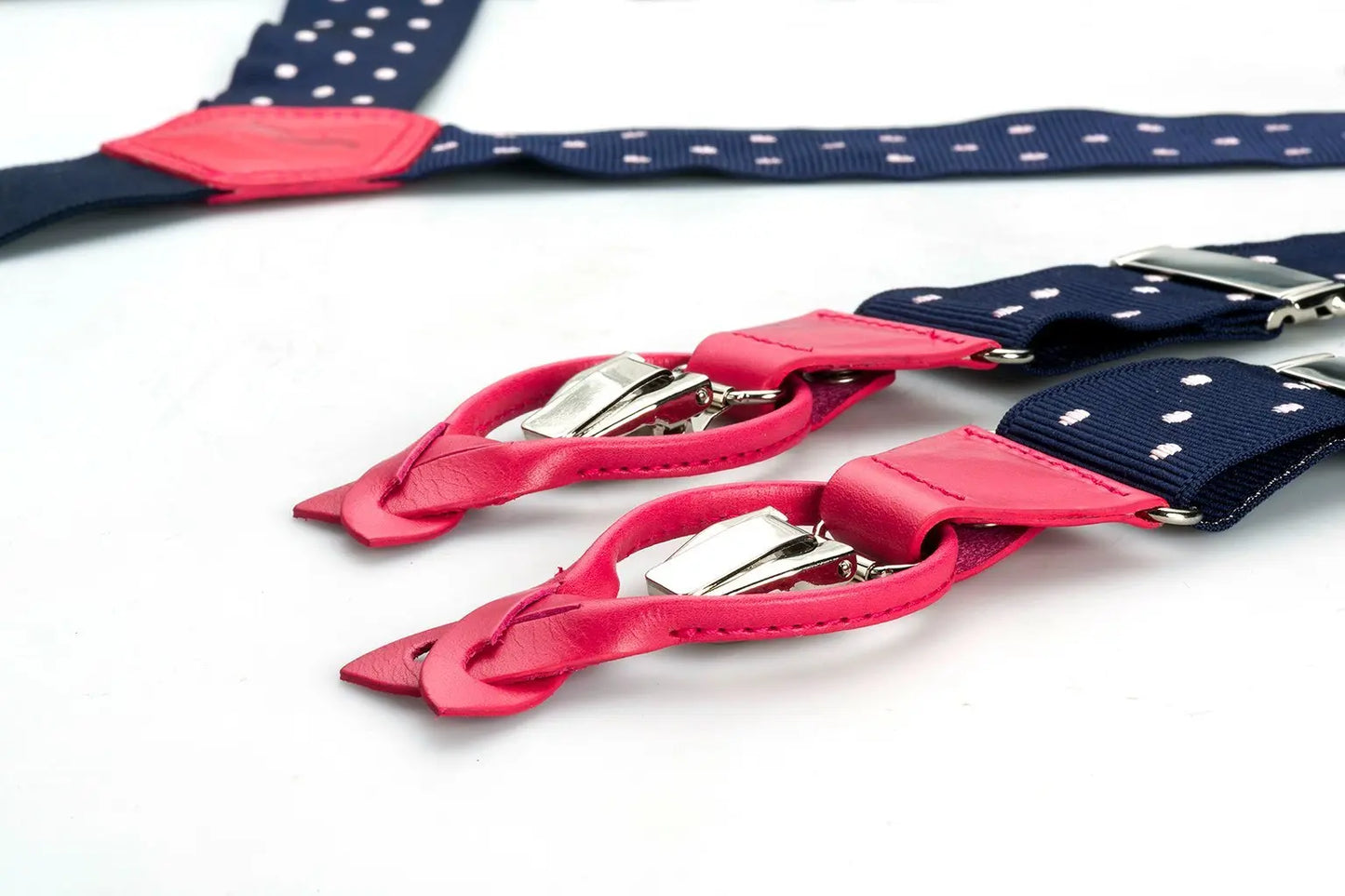 Blauw met wit gestipte bretels met luxe leren afwerking in de kleur roze - bretels van het merk Hein Strijker