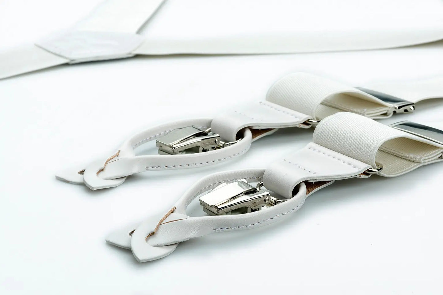 Ivoorwitte bretels met banden van elastisch canvas en luxe leren afwerking in de kleur wit - bretels van het merk Hein Strijker