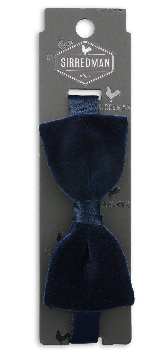 Blauwe strik van goede kwaliteit fluweel. De vlinderdas is voorgestrikt (en daarmee gemakkelijk om te doen), verstelbaar van lengte, past altijd om de hals en is gemaakt door het Nederlandse merk SirRedman.