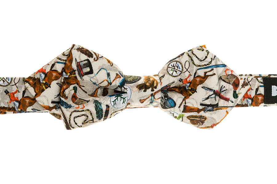 Vlinderdas met paard, geweer, eend, hoed en trompet voorgestrikt