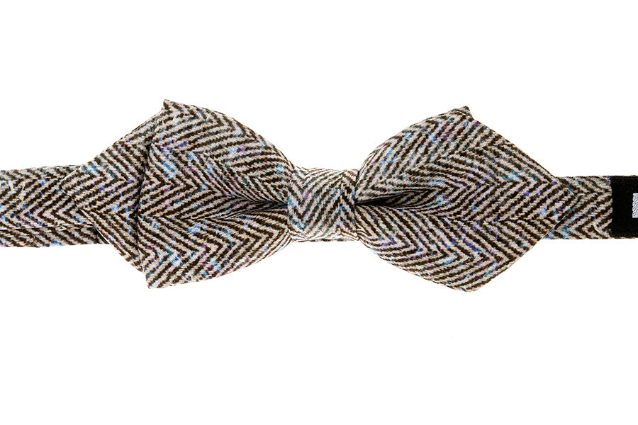 Een uitgesproken vlinderdas met een bruin werkje. Handgemaakt en voorgestrikt in Italië van een mooie kwaliteit katoen.