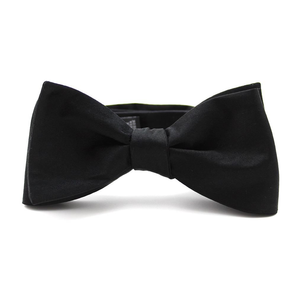 Exclusieve, zwarte vlinderdas (zelf strikken a.k.a. zelfstrikker) van zijde. De strik bestaat uit twee delen. Ideaal te combineren bij een black-tie smoking of gala outfit.