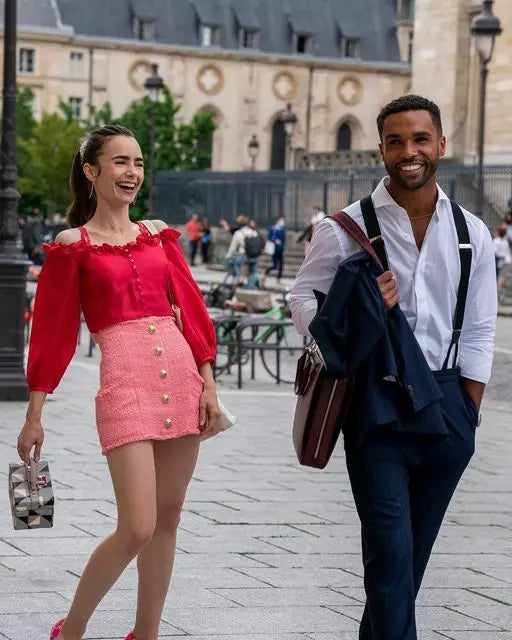 Draag je bretels zoals Emily in Paris - En Alfie in het bijzonder