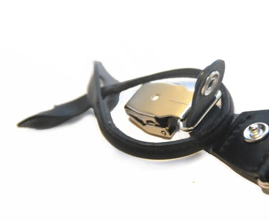 Zwarte bretels van leer met metalen clips, ideaal te combineren met een pak of casual outfit